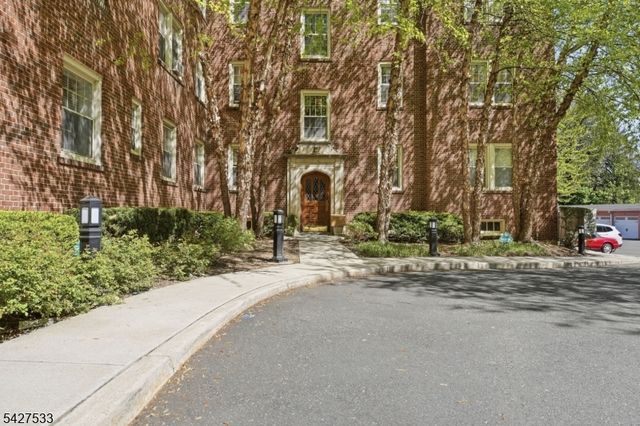 133 Summit Ave 43, Summit City, NJ 07901