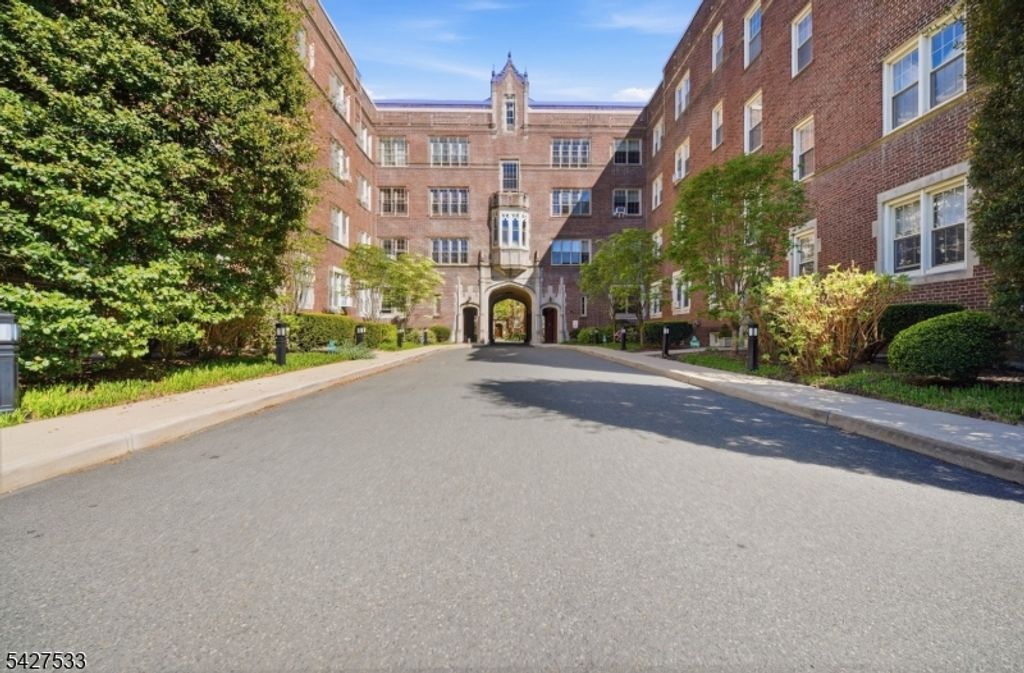 133 Summit Ave 43, Summit City, NJ 07901