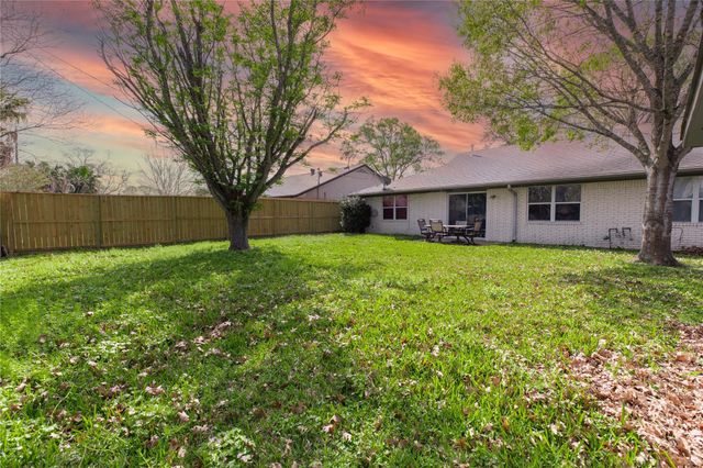 2022 Williamsburg Court N, League City, TX 77573