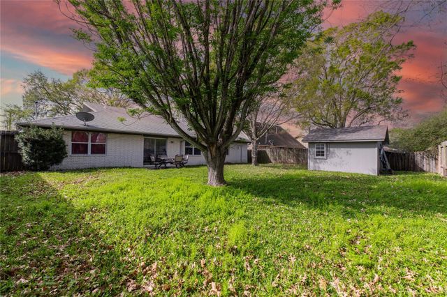 2022 Williamsburg Court N, League City, TX 77573