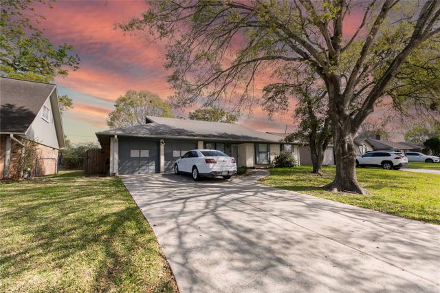 2022 Williamsburg Court N, League City, TX 77573