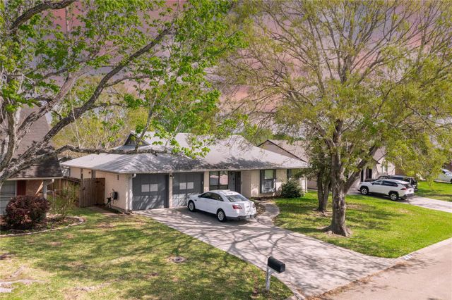 2022 Williamsburg Court N, League City, TX 77573