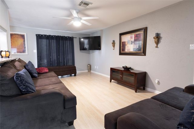 2022 Williamsburg Court N, League City, TX 77573