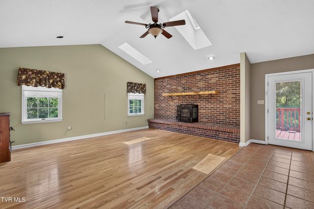 19368 Triple Crown Drive, Abingdon, VA 24211