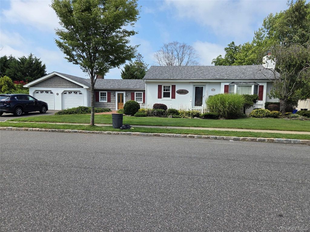 31 S Emerson Avenue, Amity Harbor, NY 11701