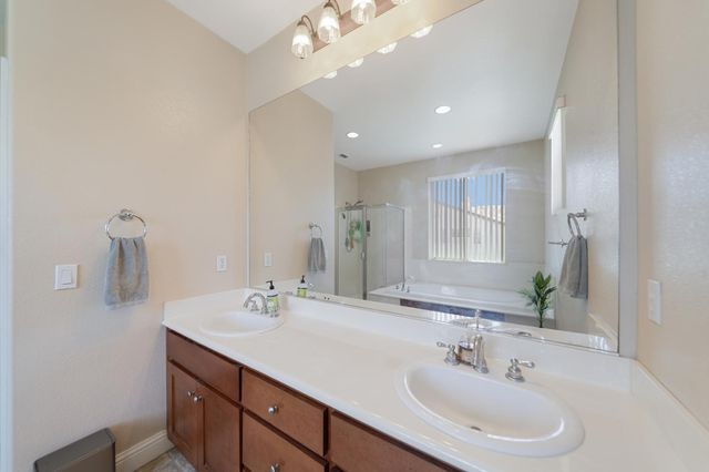 3120 Queens Gate Ln, Modesto, CA 95355