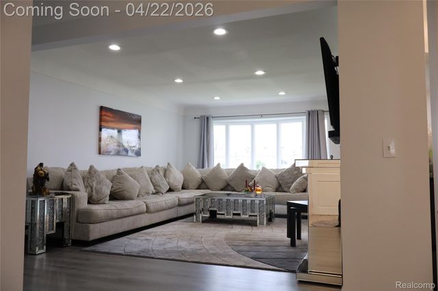 11114 Greendale Drive, Sterling Heights, MI 48312