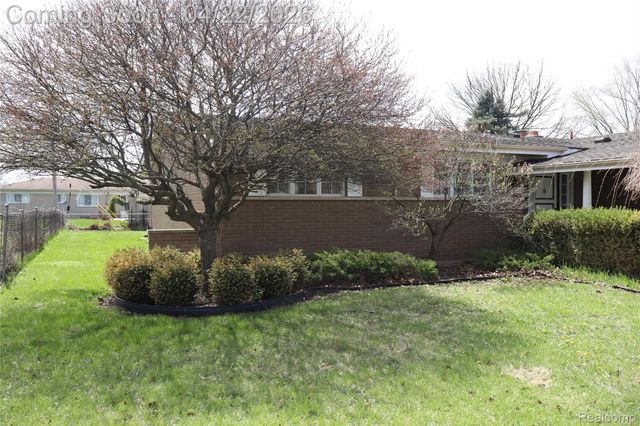 11114 Greendale Drive, Sterling Heights, MI 48312
