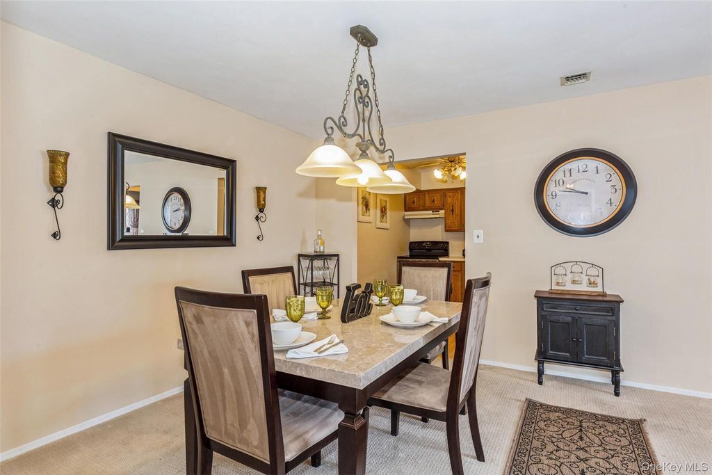 6 Cambridge Drive W, Copiague, NY 11726 — photo 2