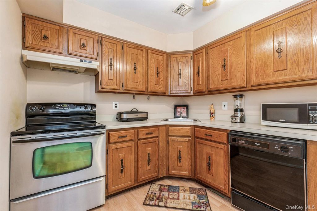 6 Cambridge Drive W, Copiague, NY 11726 — photo 3