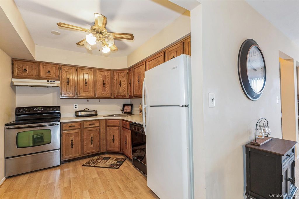 6 Cambridge Drive W, Copiague, NY 11726 — photo 4