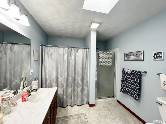 130 W CRUGER Road, Washington, IL 61571