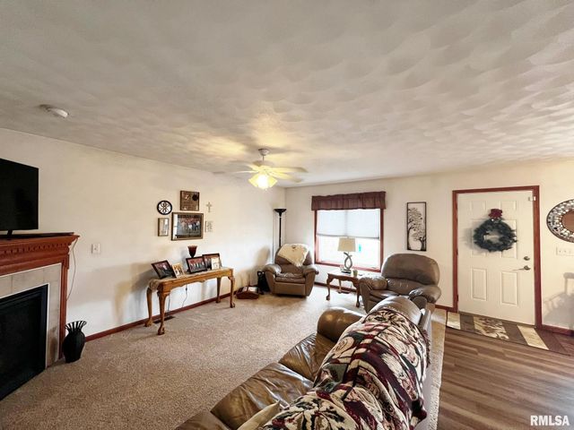 130 W CRUGER Road, Washington, IL 61571