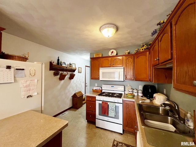 130 W CRUGER Road, Washington, IL 61571