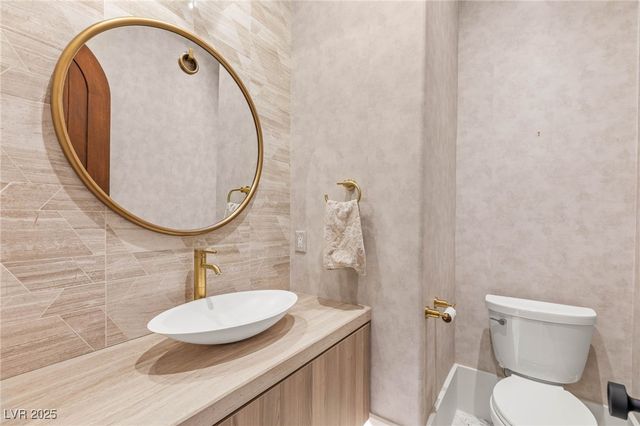 38 Pebble Dunes Court, Las Vegas, NV 89141