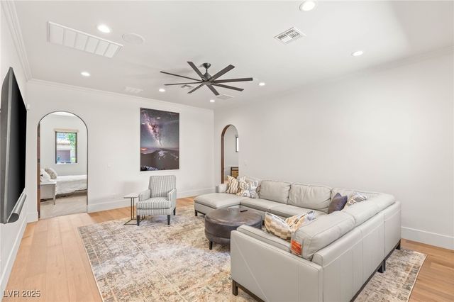 38 Pebble Dunes Court, Las Vegas, NV 89141