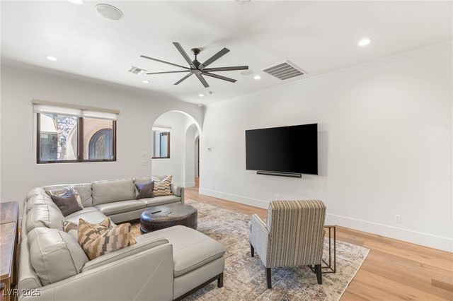 38 Pebble Dunes Court, Las Vegas, NV 89141