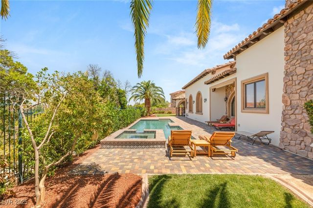 38 Pebble Dunes Court, Las Vegas, NV 89141