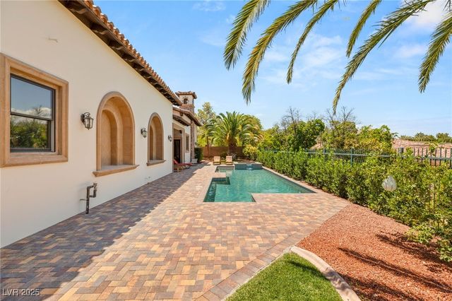 38 Pebble Dunes Court, Las Vegas, NV 89141