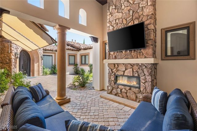 38 Pebble Dunes Court, Las Vegas, NV 89141