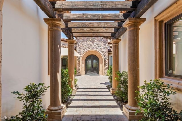 38 Pebble Dunes Court, Las Vegas, NV 89141