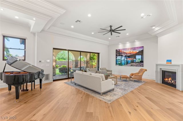 38 Pebble Dunes Court, Las Vegas, NV 89141