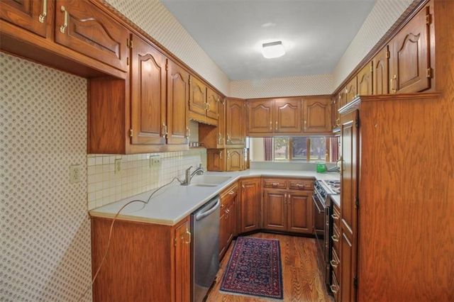 420 Golfview Drive, Blue Springs, MO 64014