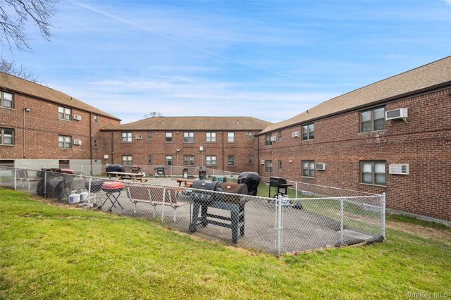 246-29 57th Drive B110, Douglaston, NY 11362