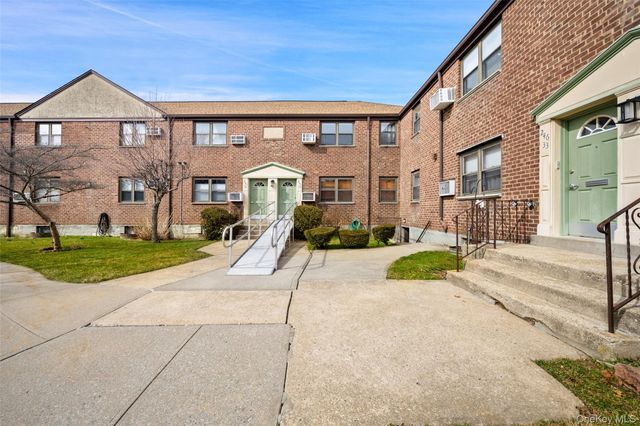 246-29 57th Drive B110, Douglaston, NY 11362