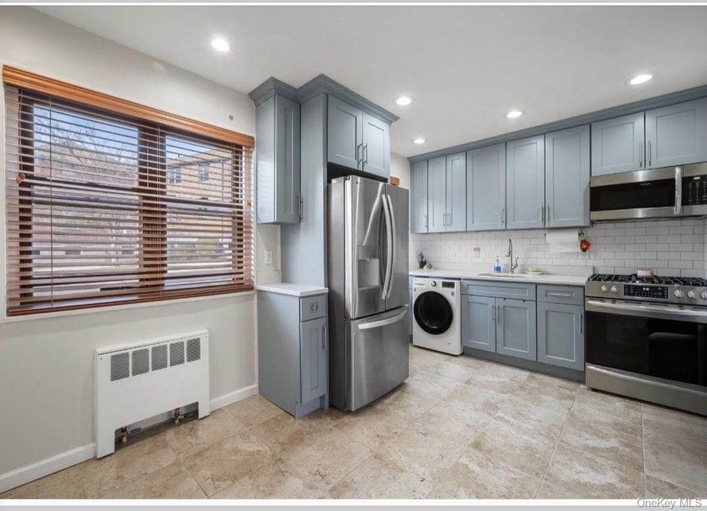 246-29 57th Drive B110, Douglaston, NY 11362