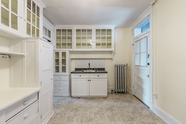 37 O'connor Ave 2L, Holyoke, MA 01040