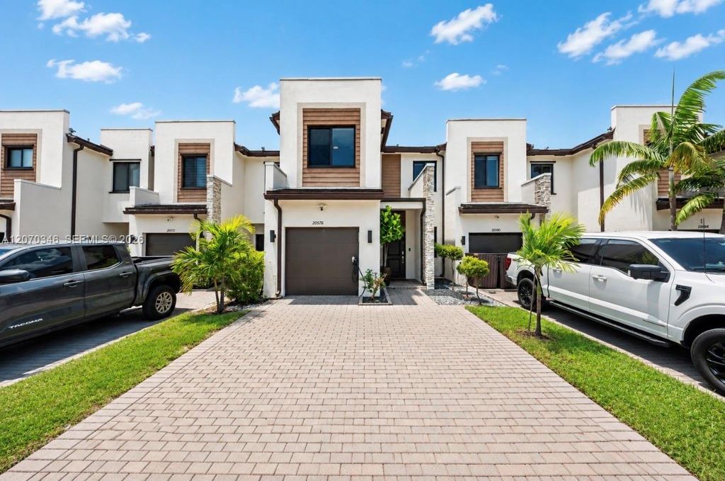 20576 NE 5th Place, Miami, FL 33179