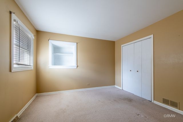 4 N 270 9th Avenue, Addison, IL 60101