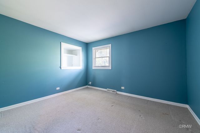 4 N 270 9th Avenue, Addison, IL 60101