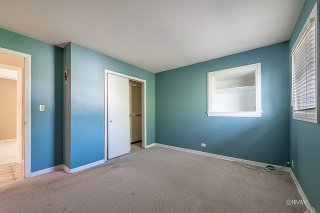4 N 270 9th Avenue, Addison, IL 60101