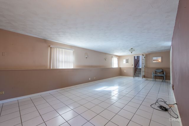 4 N 270 9th Avenue, Addison, IL 60101