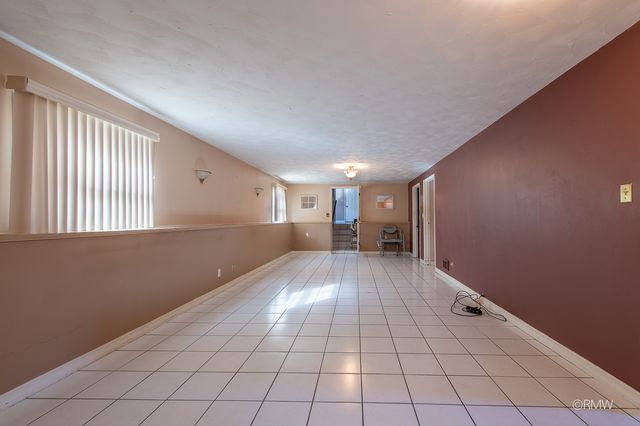 4 N 270 9th Avenue, Addison, IL 60101