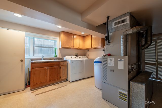 4 N 270 9th Avenue, Addison, IL 60101