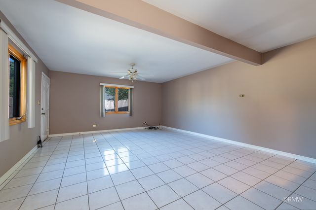 4 N 270 9th Avenue, Addison, IL 60101