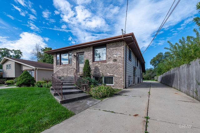 4 N 270 9th Avenue, Addison, IL 60101