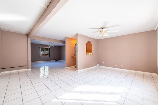 4 N 270 9th Avenue, Addison, IL 60101