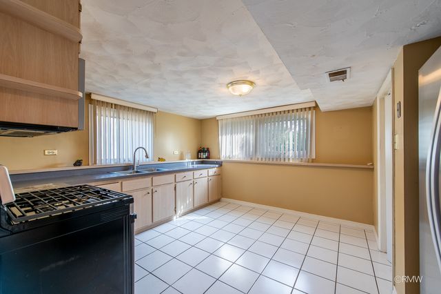 4 N 270 9th Avenue, Addison, IL 60101