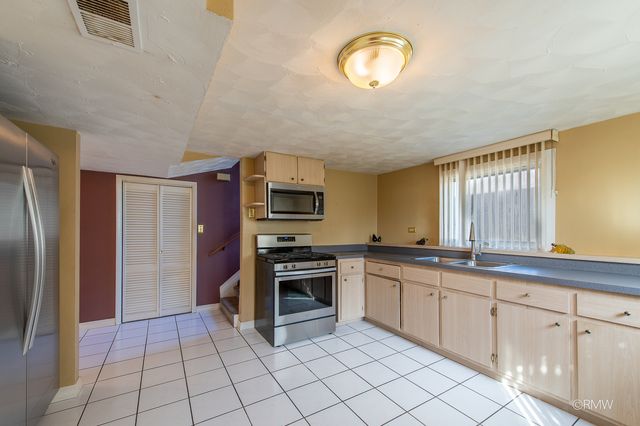 4 N 270 9th Avenue, Addison, IL 60101