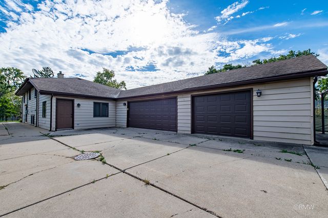 4 N 270 9th Avenue, Addison, IL 60101