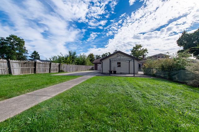 4 N 270 9th Avenue, Addison, IL 60101