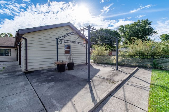 4 N 270 9th Avenue, Addison, IL 60101