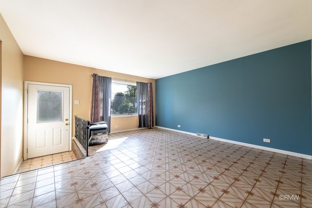 4 N 270 9th Avenue, Addison, IL 60101