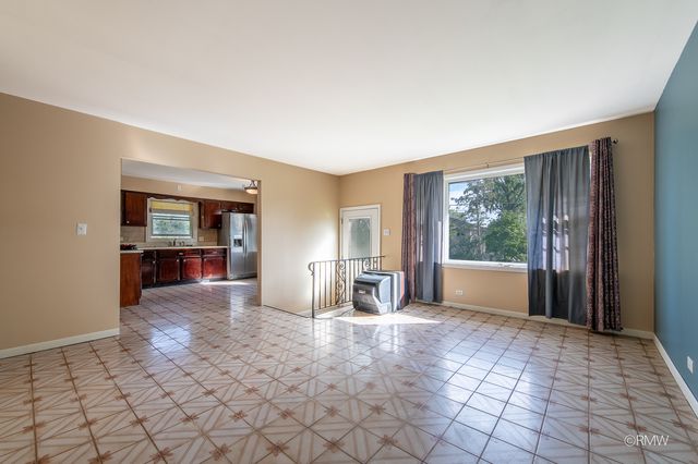 4 N 270 9th Avenue, Addison, IL 60101