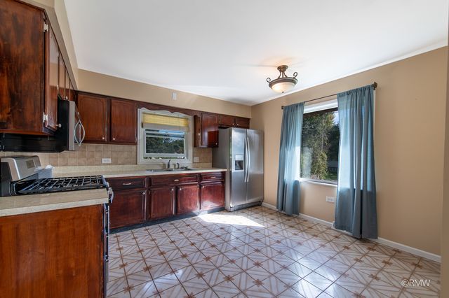 4 N 270 9th Avenue, Addison, IL 60101