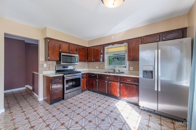 4 N 270 9th Avenue, Addison, IL 60101